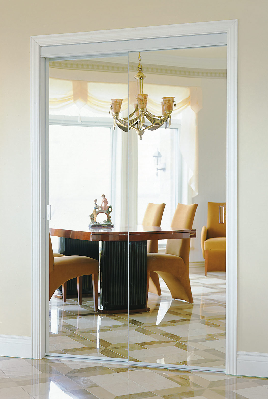 Porte-miroir coulissante économique par Colonial Elegance de 60 po x 80 1/2  po, cadre en métal blanc